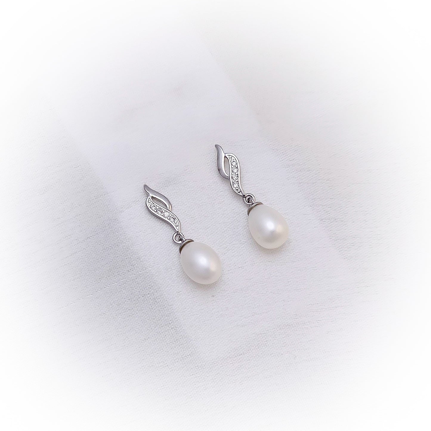 Natural Pearl Earrings E033-W (White)