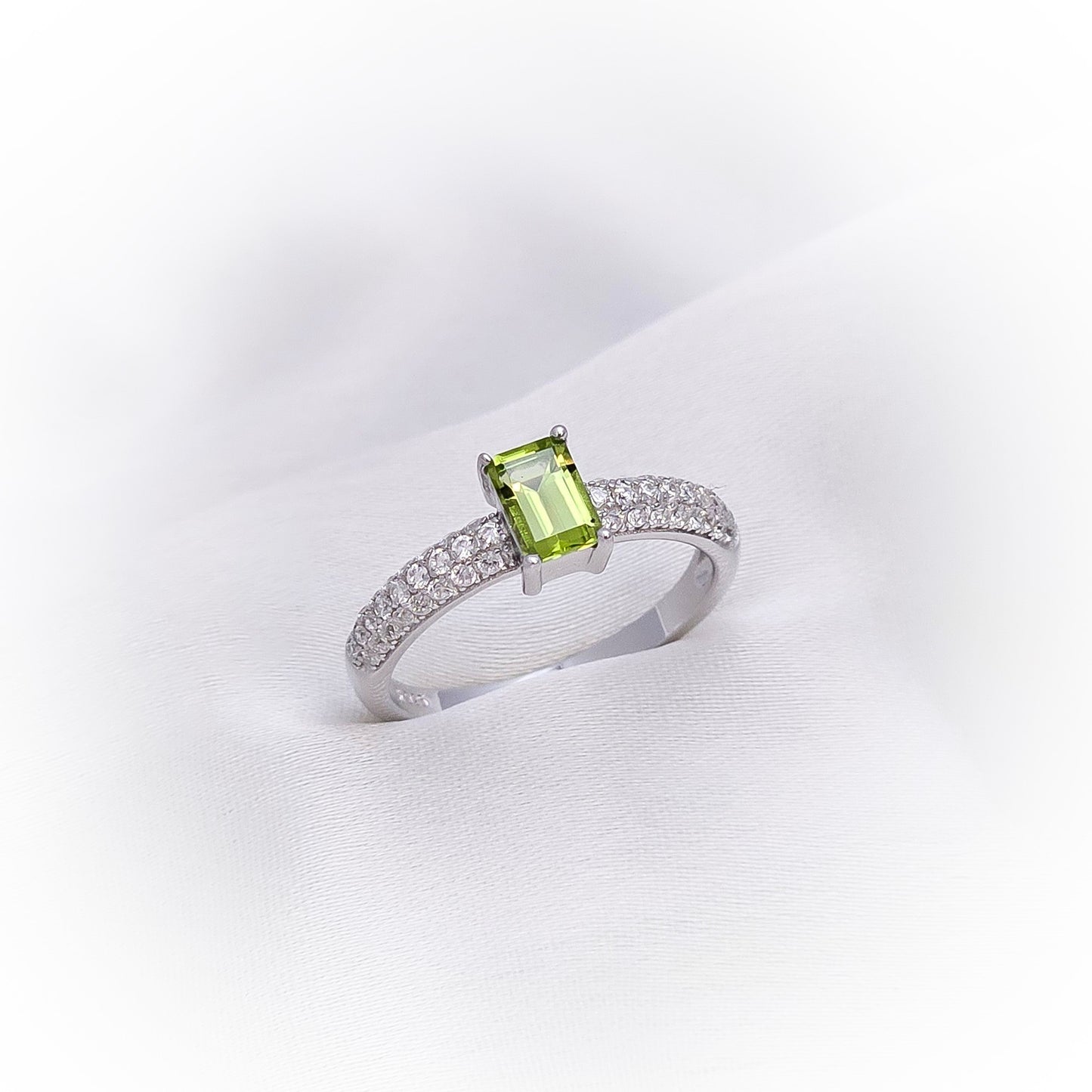 Silver Ring R089 (Natural Peridot)