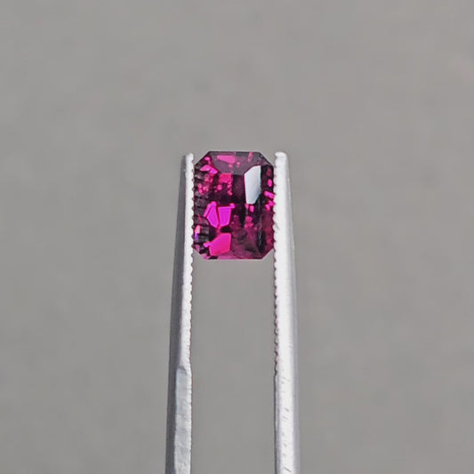 Natural Rhodolite Garnet (G1014)